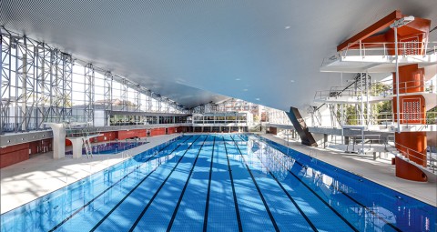 Moderne Schwimmhalle von innen